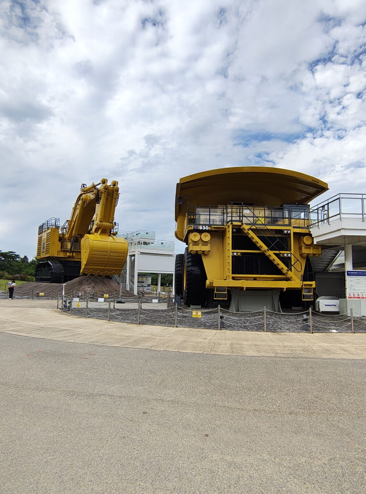 小松市「こまつの杜」を散策|巨大建機に圧倒される、お盆休みの小松観光