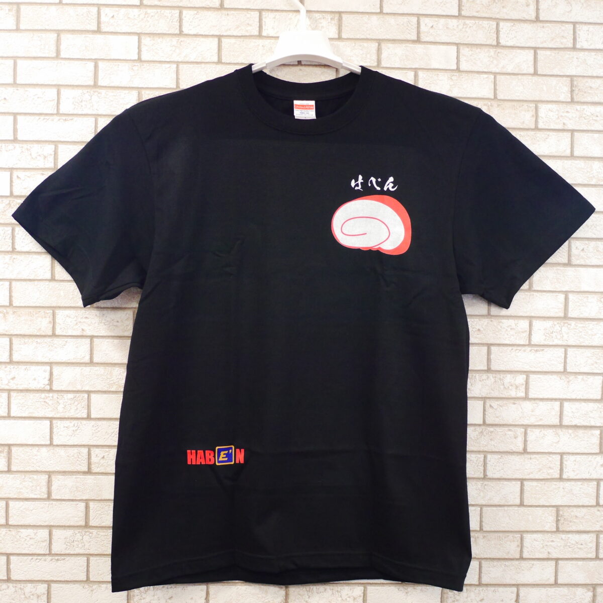 はべん黒ワンポイントTシャツ（赤巻きかまぼこ、カマボコ、蒲鉾